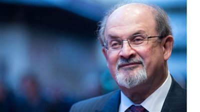 البيت الأبيض عن الاعتداء على سلمان رشدي: عمل عنف مروع