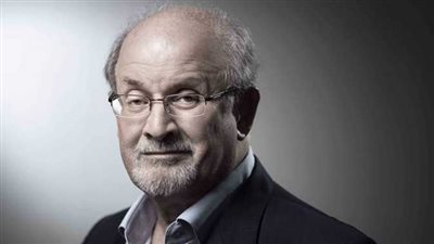 طعنه شخص بهوى إيراني.. القصة الكاملة لمحاولة اغتيال سلمان رشدي