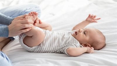 علاج الإمساك عند المولود الجديد.. تمارين الساقين وتدليك البطن