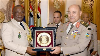 رئيس الأركان يلتقى نظيره من جمهورية القُمر المتحدة