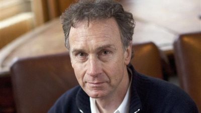 وفاة الكاتب البريطاني نيكولاس إيفانز عن عمر ناهز 72 عاما