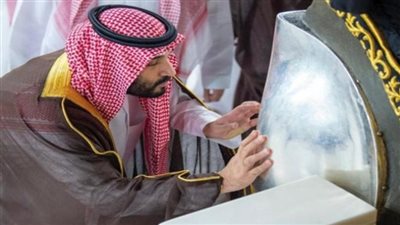 الأمير محمد بن سلمان يشارك في غسل الكعبة (صور)