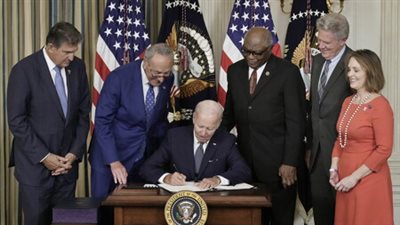 بـ430 مليار دولار.. بايدن يوقع قانون خطته الضخمة للمناخ والصحة