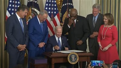 الرئيس الأمريكي يوقع خطته الضخمة للمناخ والصحة