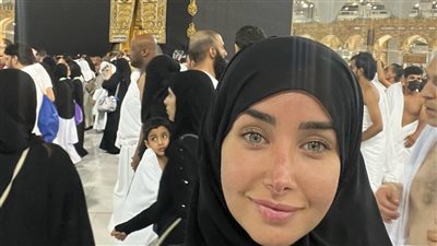 هنا الزاهد تخطف الأنظار بإطلالة من أمام الكعبة المشرفة