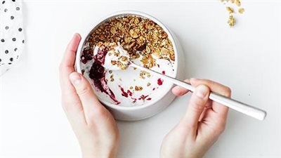 الأطعمة التي تساعد على علاج الإمساك.. 6 ملينات طبيعية من مطبخك