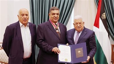 الرئيس الفلسطيني يقلد مدير تحرير جريدة الأهرام المصرية وسام الثقافة والعلوم والفنون