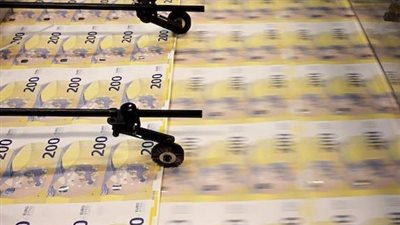 تعرف على أسباب تراجع اليورو عن الدولار