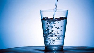 باحثون يقتربون من فك شفرة انفصال الماء إلى سائلين مختلفين 