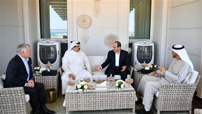 الرئيس السيسي يجتمع بضيوفه على هامش القمة المصرية الأردنية الإماراتية البحرينية