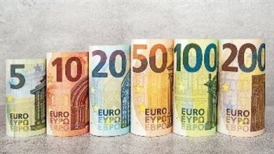تدنّى اليورو إلى أدنى مستوياته مقابل الدولار.. وخبراء يتوقعون استمرار تراجع العملة الأوروبية