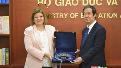 السفيرة المصرية في فيتنام تناقش تعزيز التعاون مع وزير التعليم في هانوي