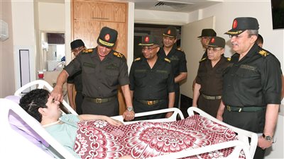 وزير الدفاع يزور مصابى العمليات الحربية بالمجمع الطبى للقوات المسلحة بكوبرى القبة والمعادى 