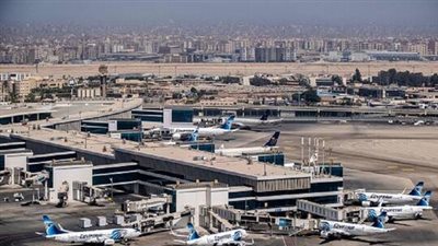 وزير الطيران المصري يعتذر لراكب بسبب تلف حقيبته