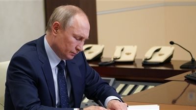 بوتين يمنع طرد الأوكرانيين من روسيا.. ويأمر لهم بمساعدات مالية