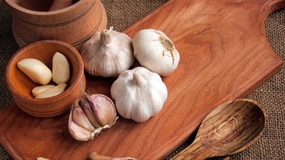 علاج الإمساك المزمن بالثوم.. مفيد للقولون ومطهر للأمعاء