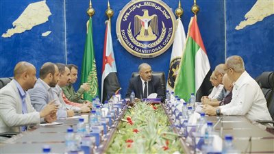 اليمن.. الزُبيدي يترأس اجتماعا لجنة الإغاثة والأعمال الإنسانية بالانتقالي الجنوبي