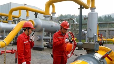 شركات النفط الصينية العملاقة تحقق ارتفاعًا في الأرباح في النصف الأول من العام