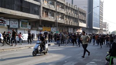 اندلاع اشتباكات بين أنصار الصدر ومسلحين من الحشد في بغداد بالعراق