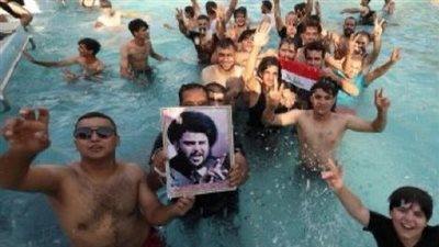 أنصار الصدر يلهون في حمام سباحة القصر الجمهوري العراقي بعد اقتحامه
