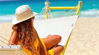 شاهد.. الفنانة المصرية زينة أثناء جلسة تصوير بملابس السباحة 