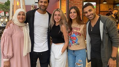 صورة مريبة لكريم فهمي وشقيقه أحمد مع زوجتيهما تثير الجدل (فيديوجراف)