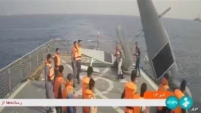 إيران تحتجز قاربين أمريكيين بالبحر الأحمر