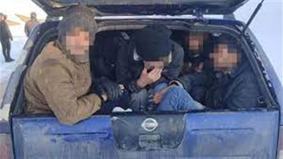 ضبط 3 مهاجرين داخل صندوق حافلة في ولاية وان التركية