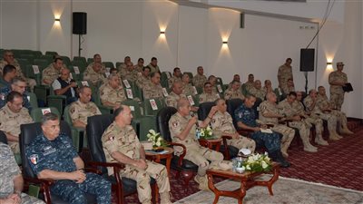 وزير الدفاع والإنتاج الحربى يلتقى عدد من قادة القوات المسلحة بقيادة قوات الدفاع الجوى 