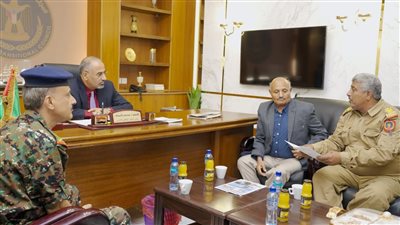 اليمن.. الزُبيدي يطلع على سير العمل في قطاع الموارد البشرية والمالية بوزارة الداخلية
