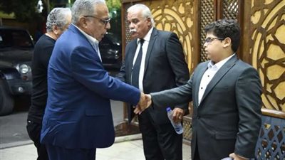 شاهد.. الفنان المصري نضال الشافعي وعدد كبير من الفنانين في عزاء أمين العسال 