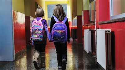 خبير ألماني يكشف عن المواصفات السليمة لحقيبة الطفل