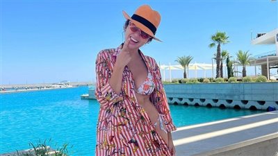 مرتدية مايوه.. إطلالة مثيرة للفنانة اللبنانية 