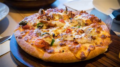 طريقة عمل البيتزا الإيطالية بعجينة العشر دقائق - فيديو                  