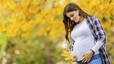 خبيرة: المشي لا يؤدي إلى تقلصات المخاض