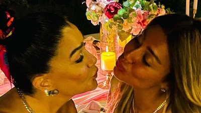 باللون الأزرق.. إطلالة مثيرة للفنانة المصرية غادة عبدالرازق مع ابنتها روتانا