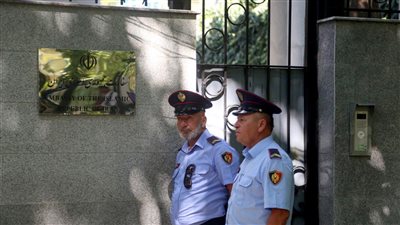 بعد إخلائها.. الشرطة الألبانية تفتش السفارة الإيرانية