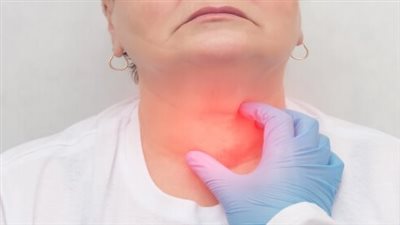 هل جراحة الغدة الدرقية خطيرة؟.. أطباء يوضحون