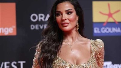  ترتدي ملابس ذهبية.. الفنانة اللبنانية 