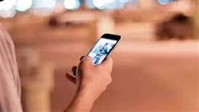 دراسة: إدمان التمرير على الهاتف يُصيب بأمراض نفسية وجسدية بشكل أكبر