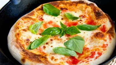 طريقة عمل البيتزا الإيطالية.. الوصفة الأصلية مارجريتا بألوان علم إيطاليا - فيديو