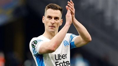 البولندي أركاديوش ميليك يعاني من سوء الحظ، خلال مباراة فريقه مع “ساليرنيتانا”