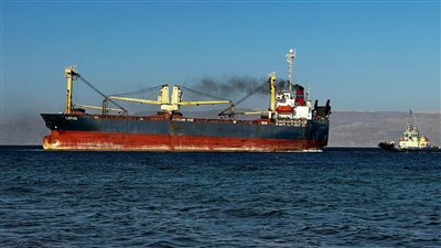 جنوح إحدى سفن الشحن القادمة من مصر على شاطئ خليج العقبة الأردني