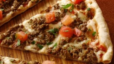 طريقة عمل البيتزا باللحمة المفرومة خطوة بخطوة بالصور والفيديو