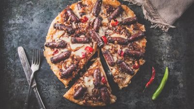 طريقة عمل البيتزا بالسجق.. 3 وصفات اختاري منهم ما يناسبك