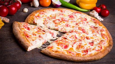 طريقة عمل البيتزا منال العالم.. حضريها في 6 خطوات فقط - فيديو