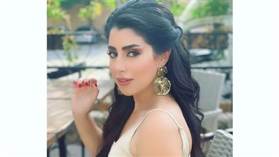 مرتدية فستانًا بأكمام مكشوفة.. 