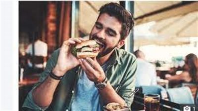 دراسة جديدة تؤكد أن موجة الحر يمكن أن تجعل الرجال أكثر بدانة.. شهية النساء لا تتغير