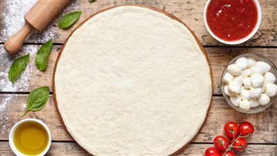 طريقه عمل البيتزا الهشة الطرية.. أنجح وصفة بالزبادي