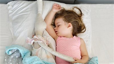 علماء يكشفون عن أفضل طريقة لمساعدة الرضيع على النوم